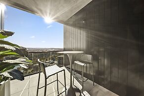 Refined 2-bed With Luxurious Building Amenities