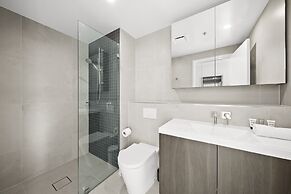 Refined 2-bed With Luxurious Building Amenities