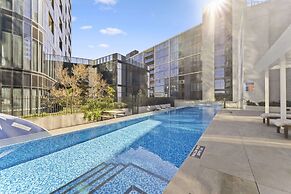 Refined 2-bed With Luxurious Building Amenities