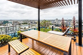 Impeccable 2-bed With Pool & Outdoor Dining