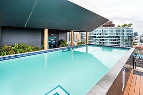 Impeccable 2-bed With Pool & Outdoor Dining