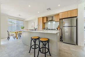 Bright & Airy 3-bed House Near Rockingham Beach