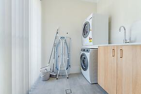 Bright & Airy 3-bed House Near Rockingham Beach