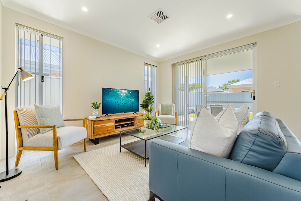 Bright & Airy 3-bed House Near Rockingham Beach