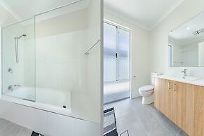Bright & Airy 3-bed House Near Rockingham Beach