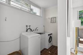 Poolside Stay - Close to Taronga Zoo & Luna Park