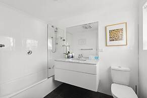 Poolside Stay - Close to Taronga Zoo & Luna Park