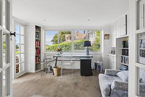 Poolside Stay - Close to Taronga Zoo & Luna Park