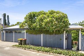 Poolside Stay - Close to Taronga Zoo & Luna Park