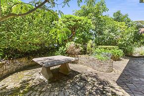 Poolside Stay - Close to Taronga Zoo & Luna Park