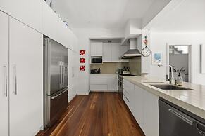 Poolside Stay - Close to Taronga Zoo & Luna Park