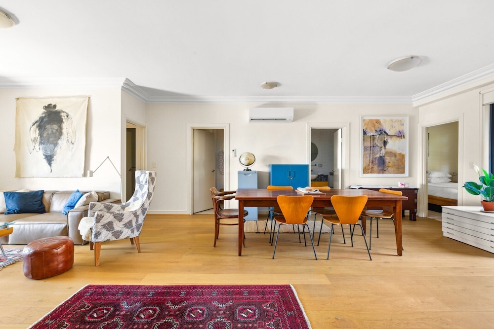 Elegant Stay in Balmain With Pool Access