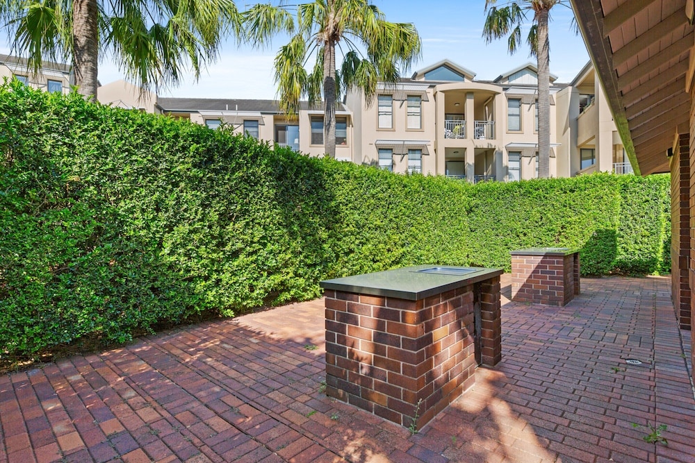 Elegant Stay in Balmain With Pool Access