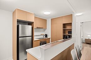 Vibrant 2-bed Apartment With Pool and Gym Access
