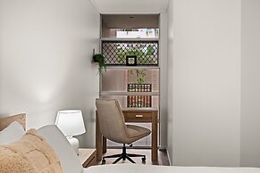 Vibrant 2-bed Apartment With Pool and Gym Access