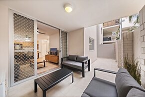 Vibrant 2-bed Apartment With Pool and Gym Access