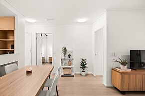 Vibrant 2-bed Apartment With Pool and Gym Access