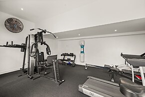 Vibrant 2-bed Apartment With Pool and Gym Access