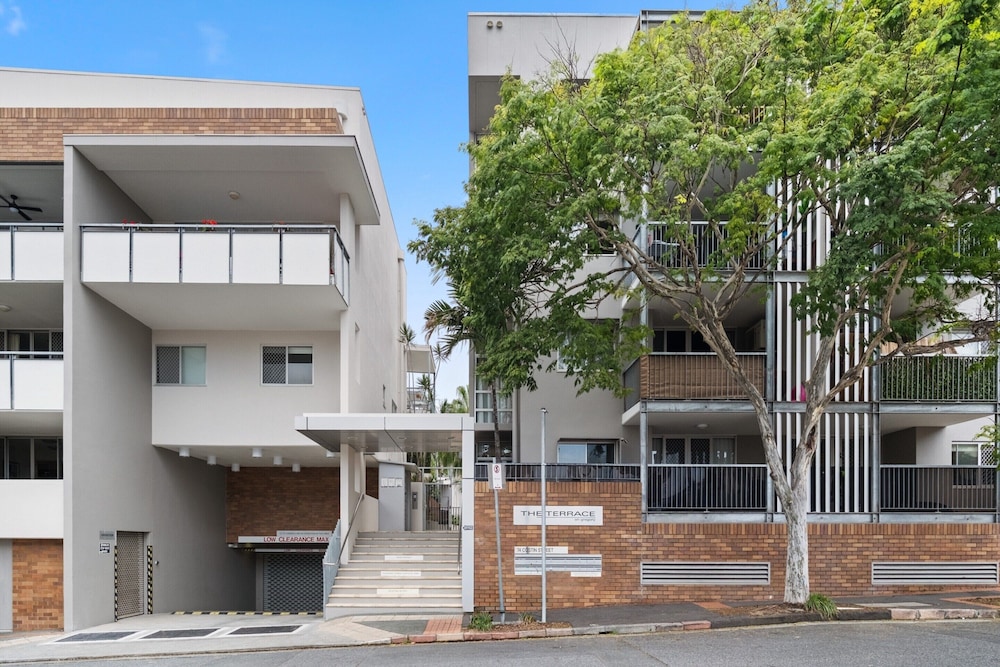 Vibrant 2-bed Apartment With Pool and Gym Access