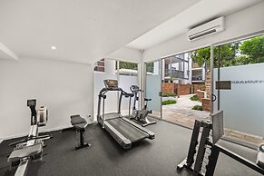 Vibrant 2-bed Apartment With Pool and Gym Access