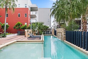 Vibrant 2-bed Apartment With Pool and Gym Access