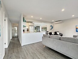 Oceanfront 4-bed Haven With BBQ & Alfresco Dining