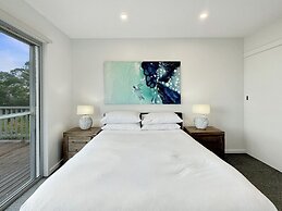 Oceanfront 4-bed Haven With BBQ & Alfresco Dining