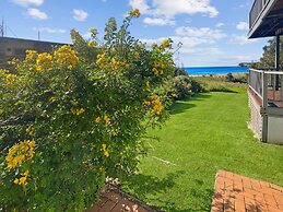 Oceanfront 4-bed Haven With BBQ & Alfresco Dining