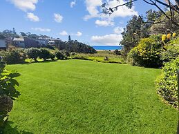 Oceanfront 4-bed Haven With BBQ & Alfresco Dining