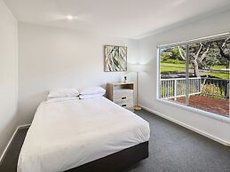 Oceanfront 4-bed Haven With BBQ & Alfresco Dining