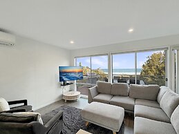 Oceanfront 4-bed Haven With BBQ & Alfresco Dining