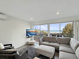Oceanfront 4-bed Haven With BBQ & Alfresco Dining