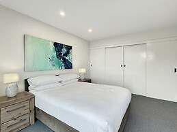 Oceanfront 4-bed Haven With BBQ & Alfresco Dining