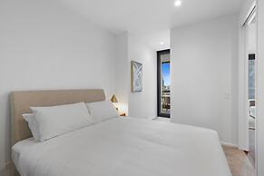 Impeccably Modern 1-bed With Incredible City Views
