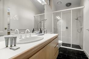 5-bed Haven With Pool Minutes From Beaches