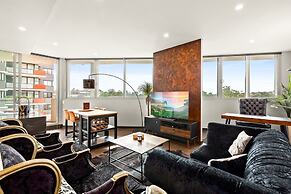 Elegant 1-bed by Riverside Park & Amenities