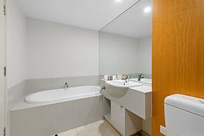 2-bed, 500m From The Beach With Pool, Gym & Sauna