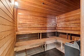 2-bed, 500m From The Beach With Pool, Gym & Sauna