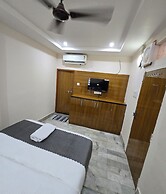 Rudra PGH - just near Temple & Ghats