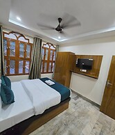 Rudra PGH - just near Temple & Ghats