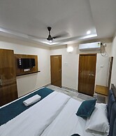 Rudra PGH - just near Temple & Ghats