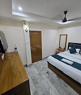 Rudra PGH - just near Temple & Ghats