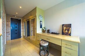 Beachfront Studio Condo-Seaview BW1