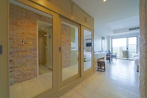 Beachfront Studio Condo-Seaview BW1