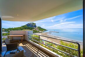 Beachfront 2 bed Condo with Seaview BW2