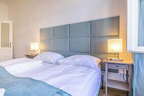 Chic 2BR Retreat Near Belvedere Palace