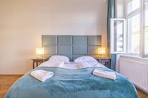 Chic 2BR Retreat Near Belvedere Palace