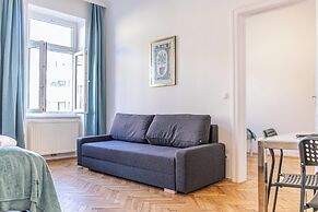 Chic 2BR Retreat Near Belvedere Palace