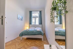 Chic 2BR Retreat Near Belvedere Palace