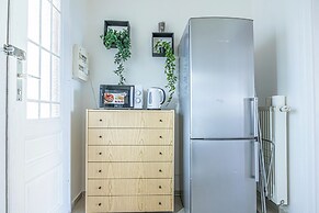 Chic 2BR Retreat Near Belvedere Palace